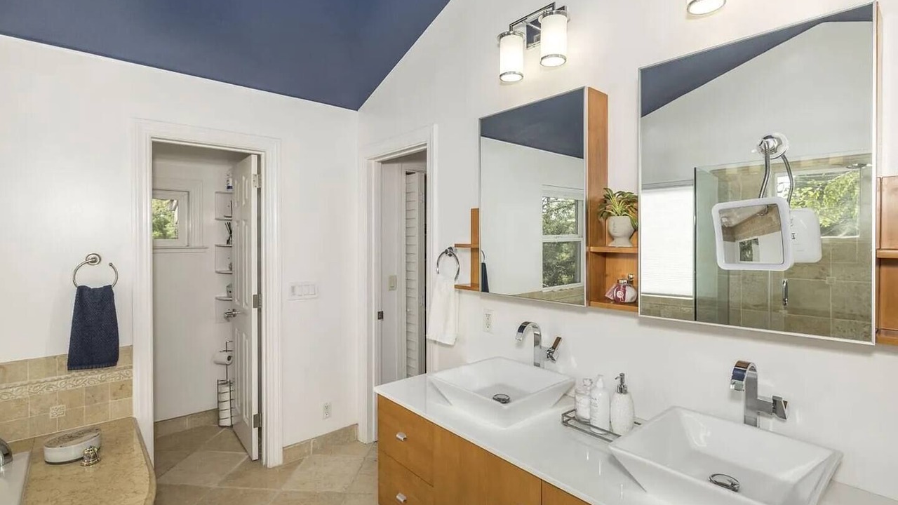 Photo of Bathroom in Emerald Hills