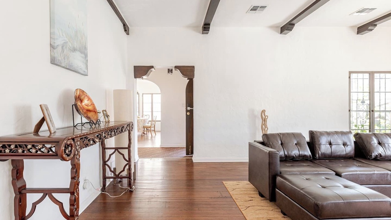 Photo of Livingroom in Mid-Wilshire