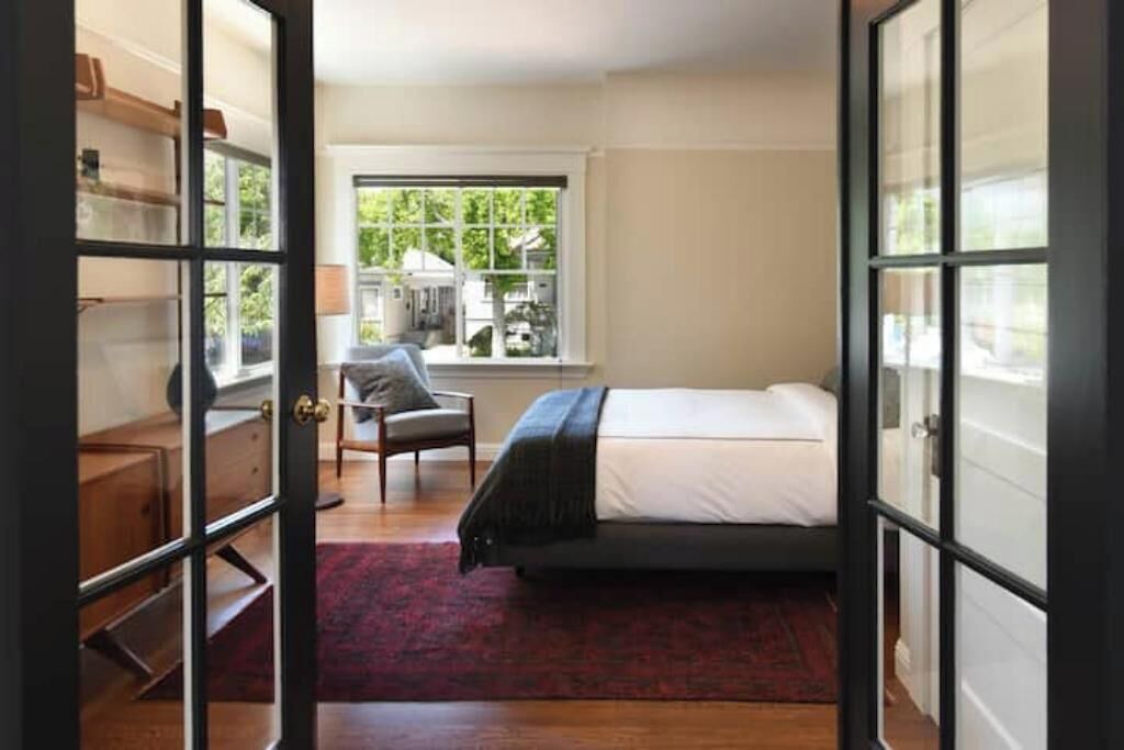 Photo of Bedroom in Downtown Berkeley