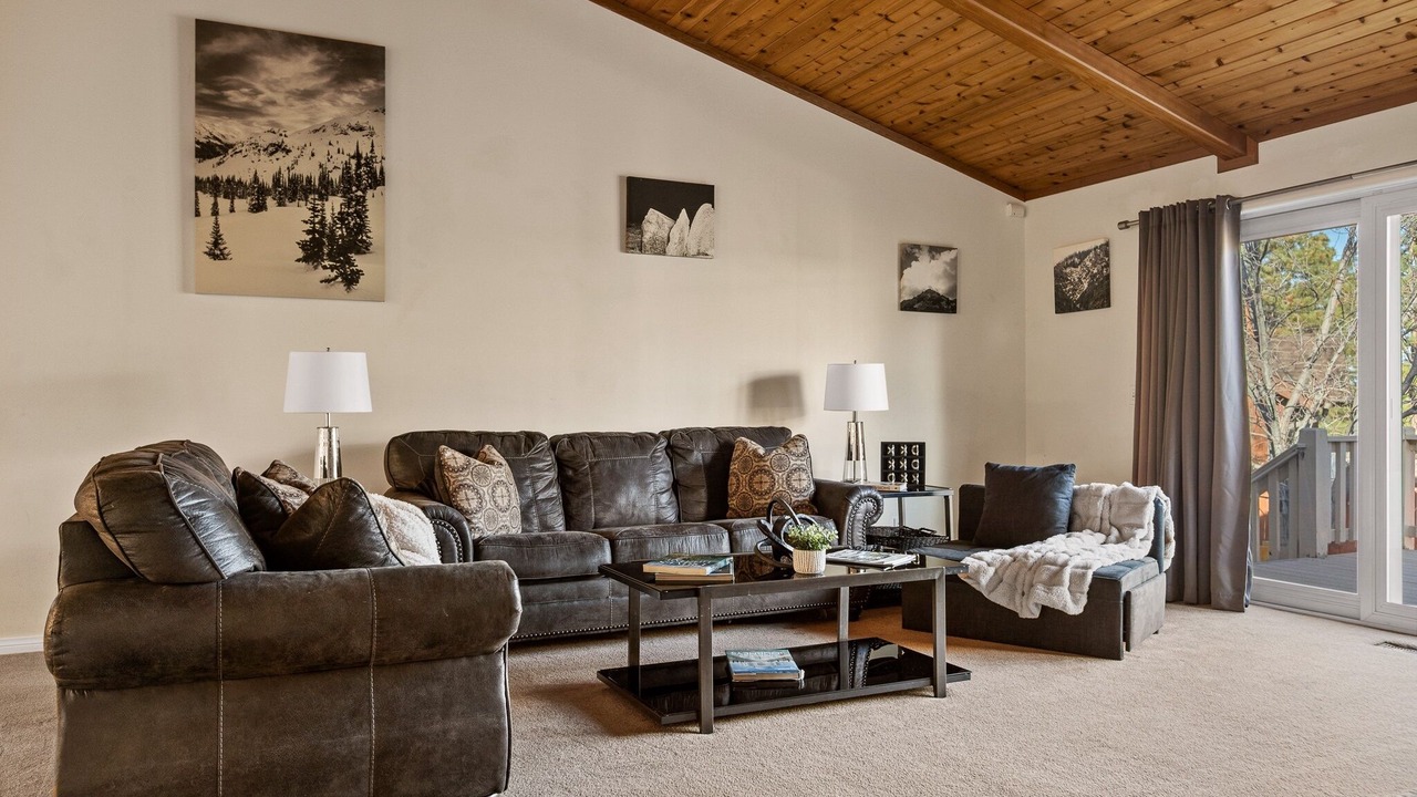 Photo of Livingroom in Castle Glen Estates
