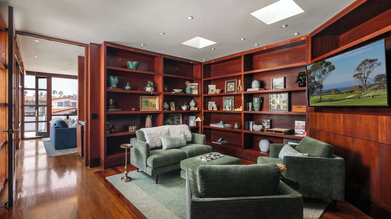 Photo of Livingroom in Village of La Jolla