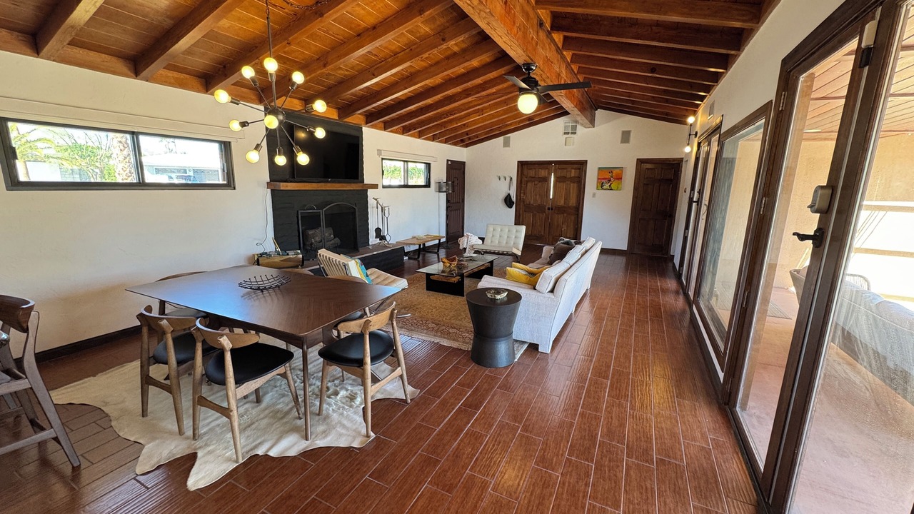 Photo of Livingroom in Racquet Club South