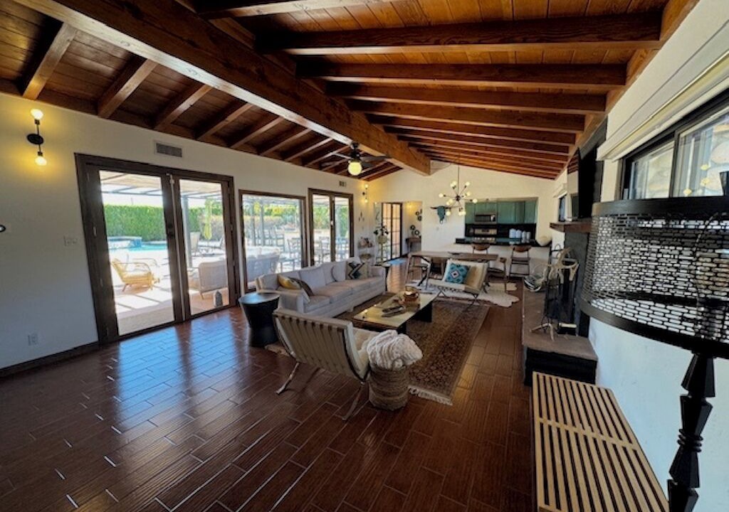Photo of Livingroom in Racquet Club South