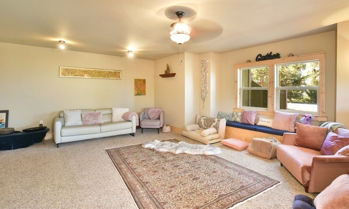 Photo of Livingroom in Weed