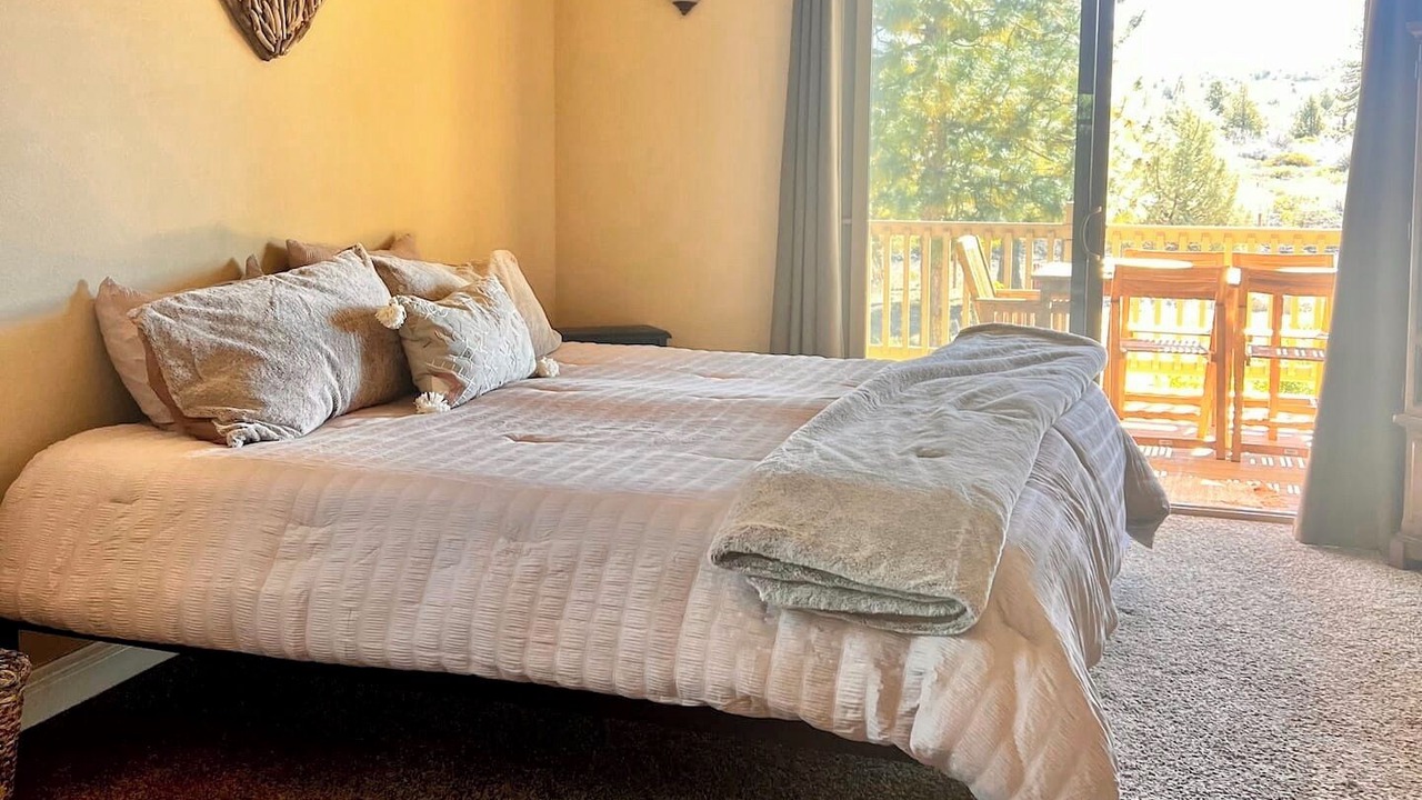 Photo of Bedroom in Weed