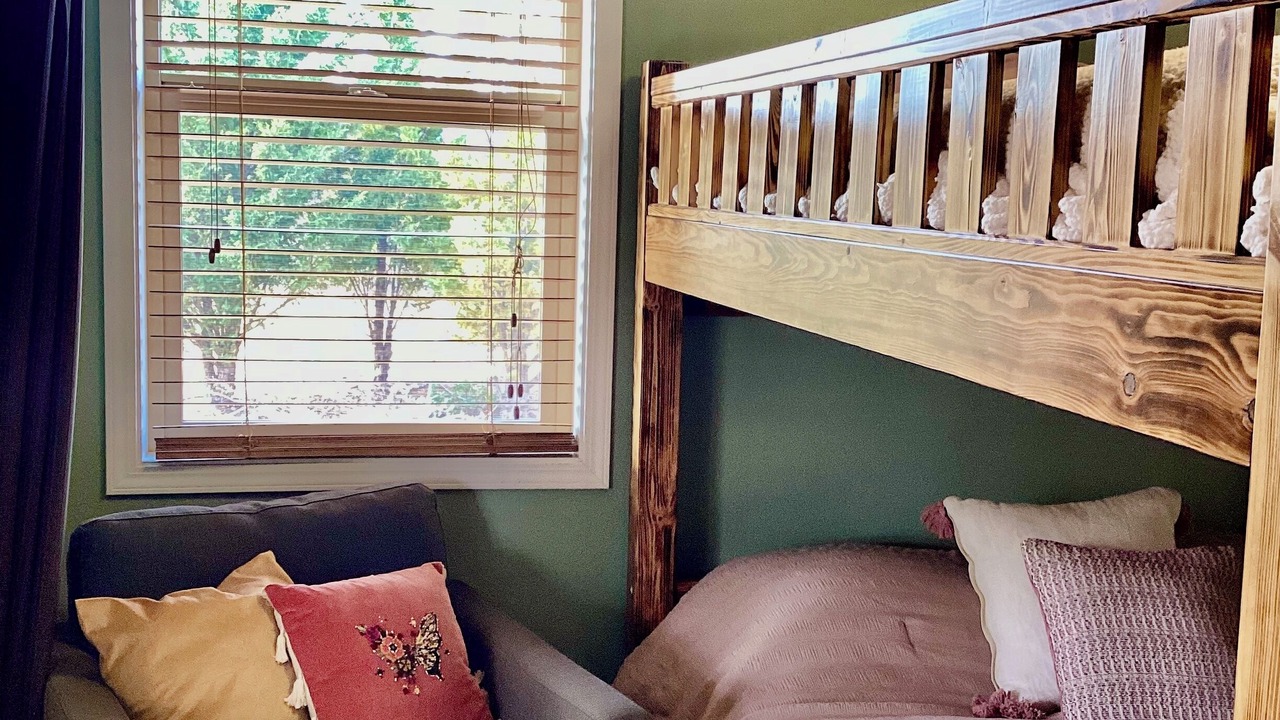 Photo of Bedroom in Weed