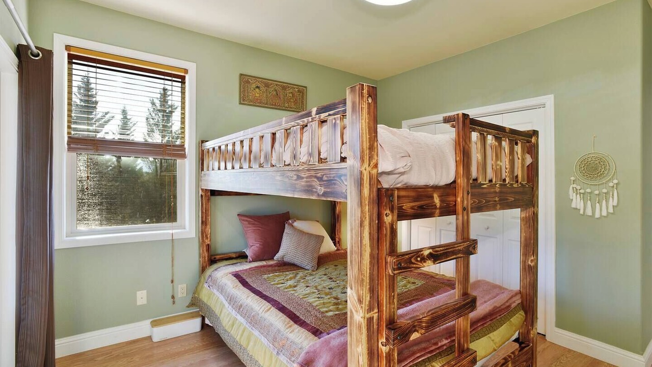 Photo of Bedroom in Weed