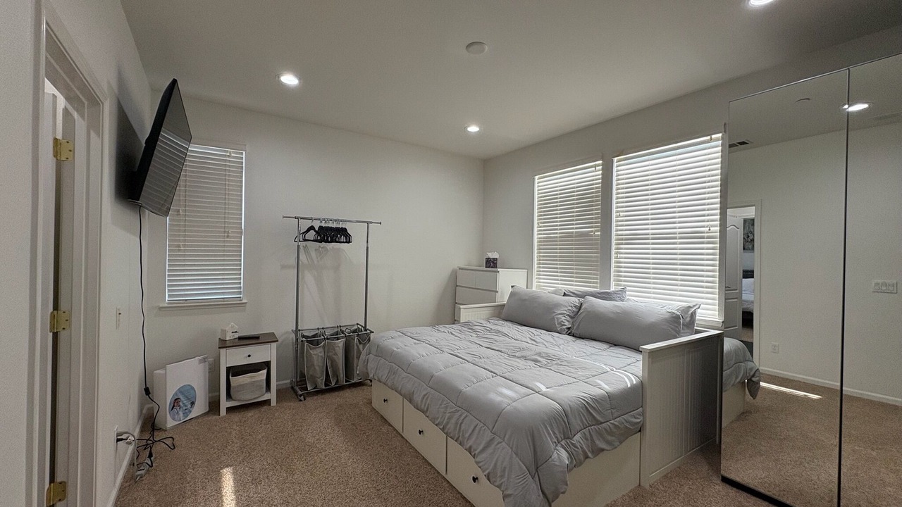 Photo of Bedroom in Hood