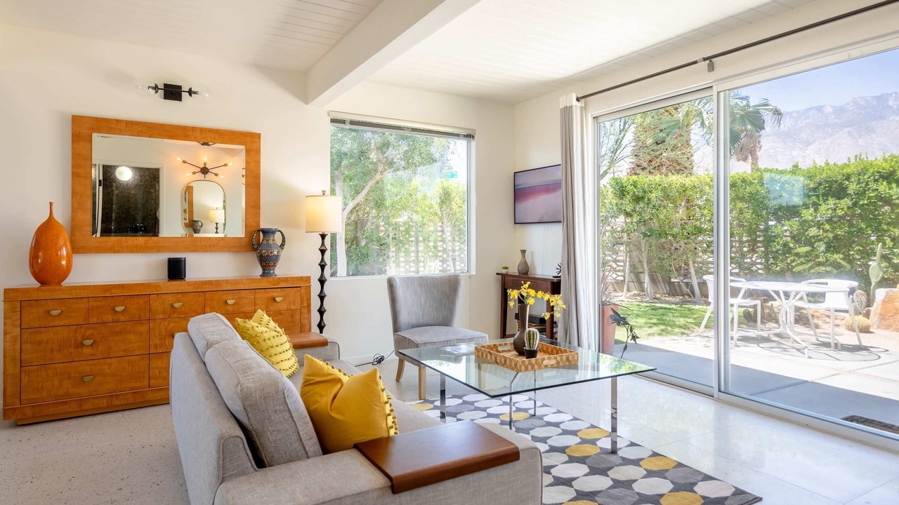 Photo of Livingroom in Racquet Club South