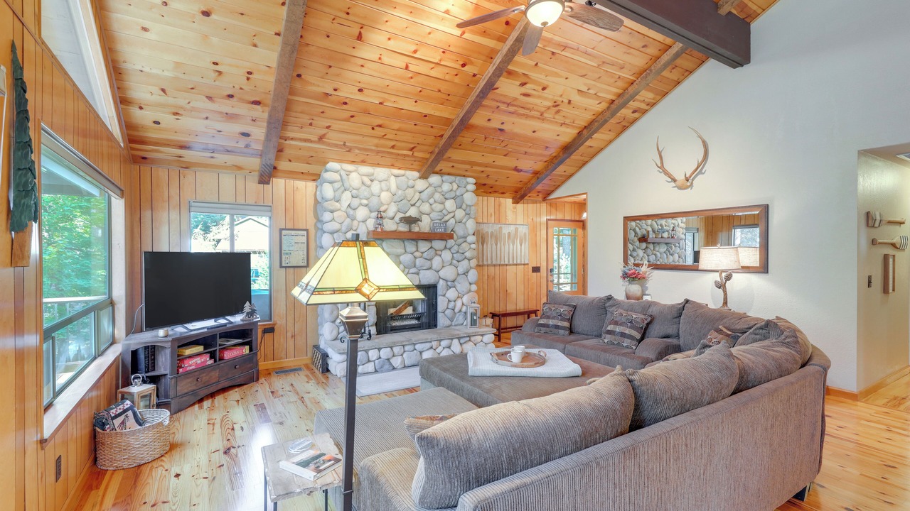 Photo of Livingroom in Lake Almanor Country Club