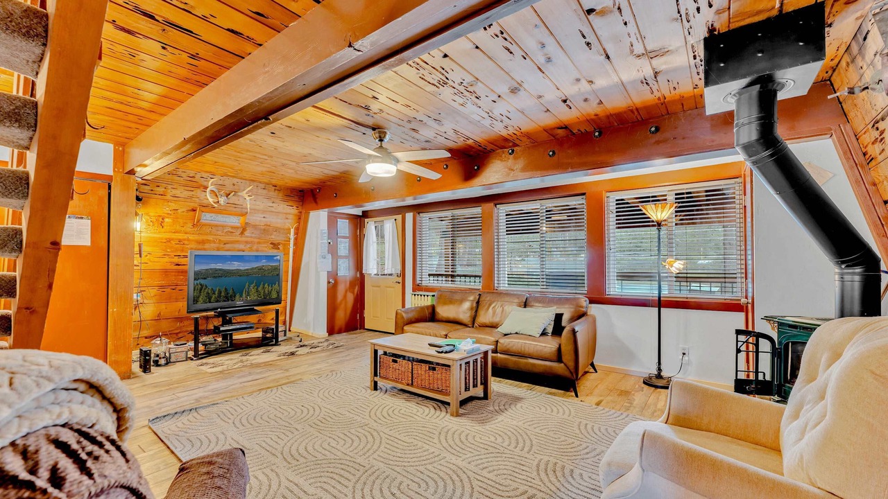 Photo of Livingroom in Serene Lakes