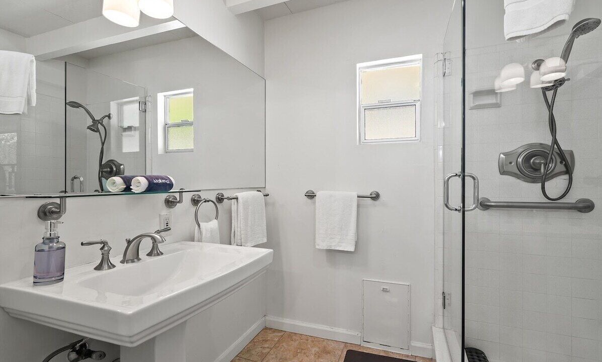 Photo of Bathroom in Racquet Club Estates