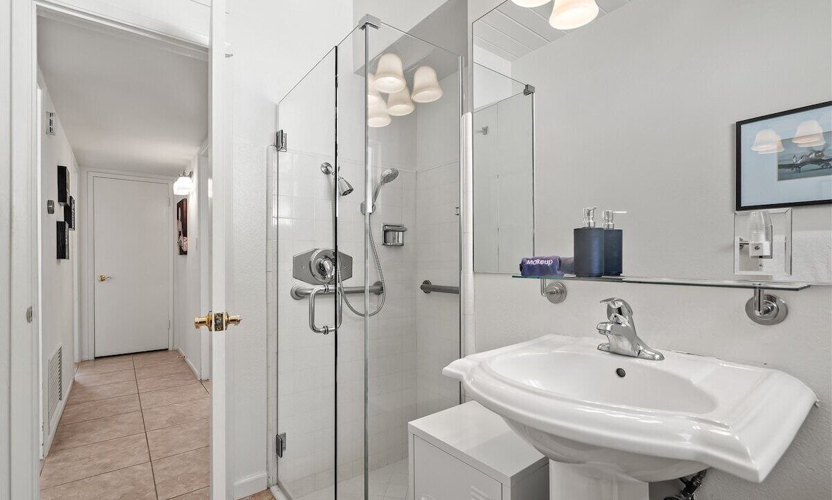 Photo of Bathroom in Racquet Club Estates