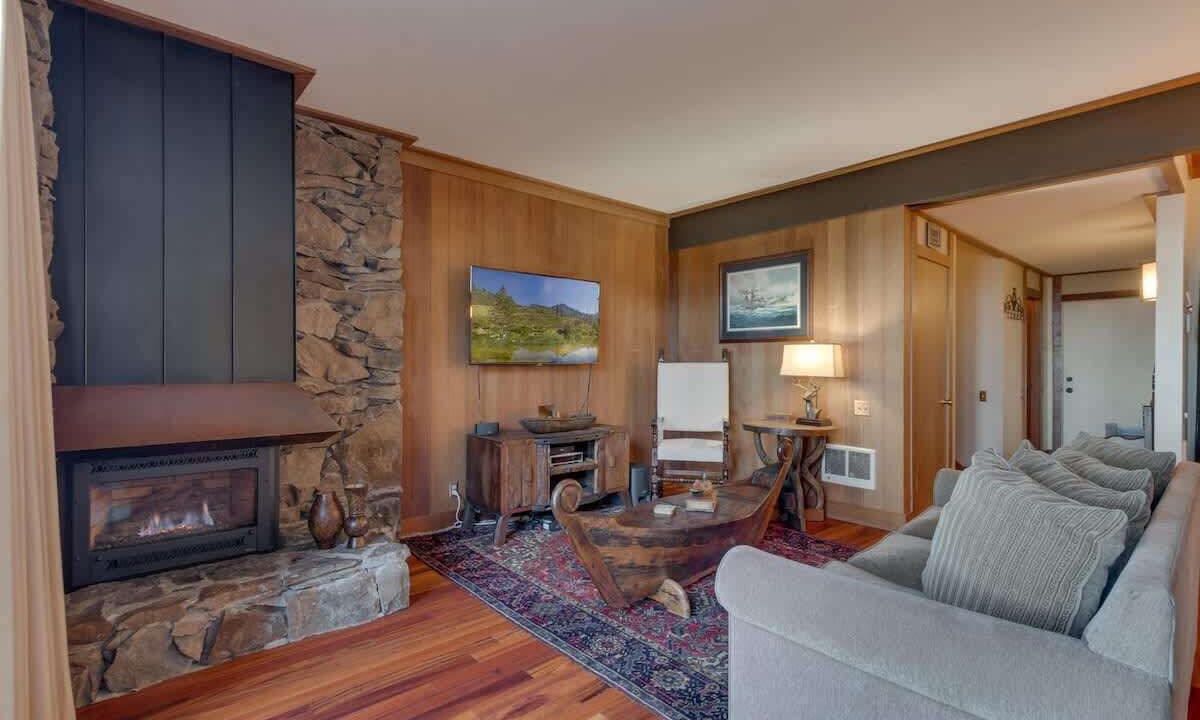 Photo of Livingroom in Tahoe Tavern