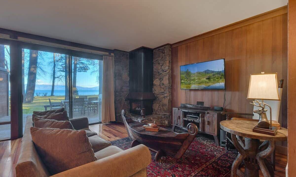 Photo of Livingroom in Tahoe Tavern