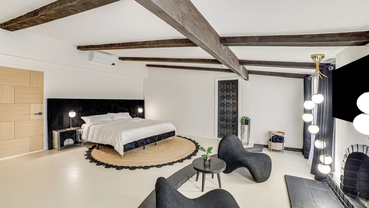 Photo of Livingroom in Woodland Hills