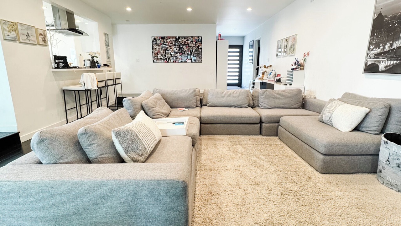 Photo of Livingroom in Valley Glen