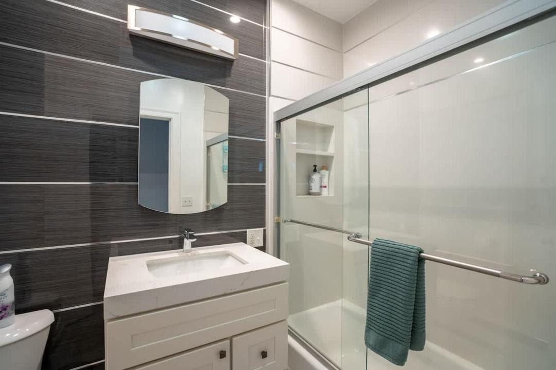 Photo of Bathroom in Oakland Ave - Harrison St