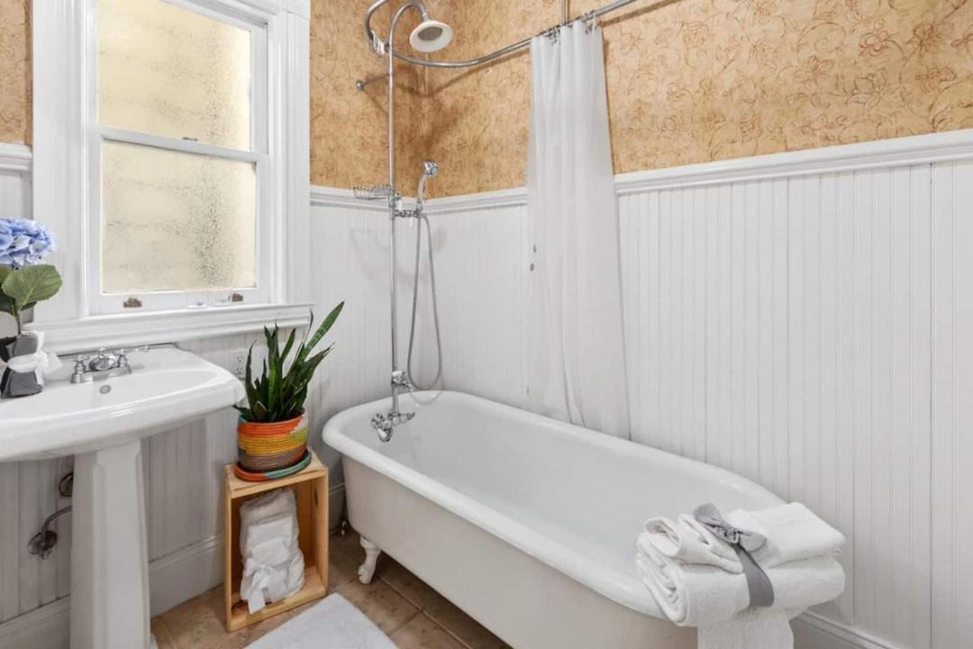 Photo of Bathroom in Haight-Ashbury
