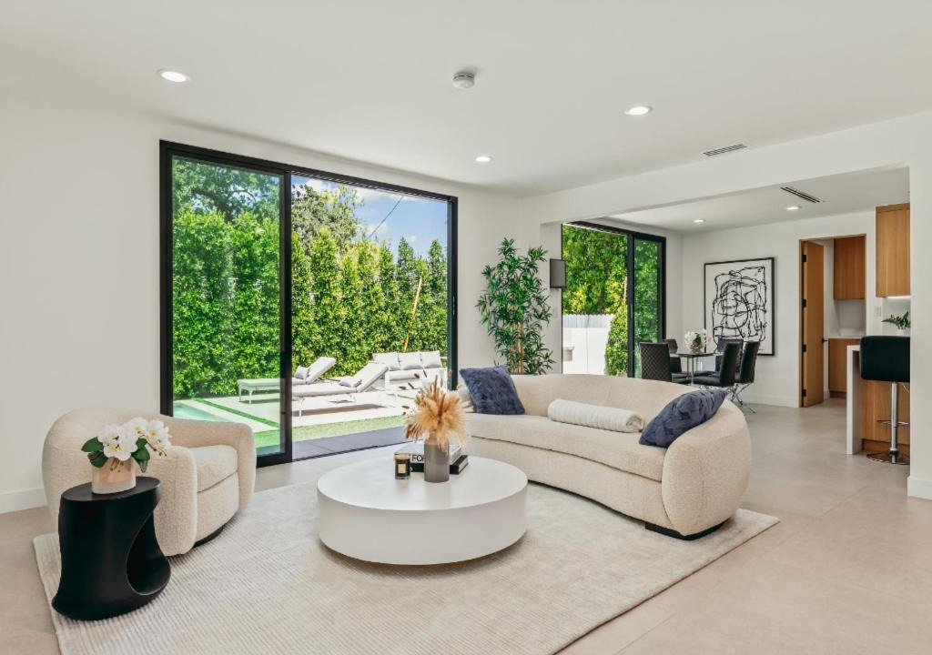 Photo of Others in Encino