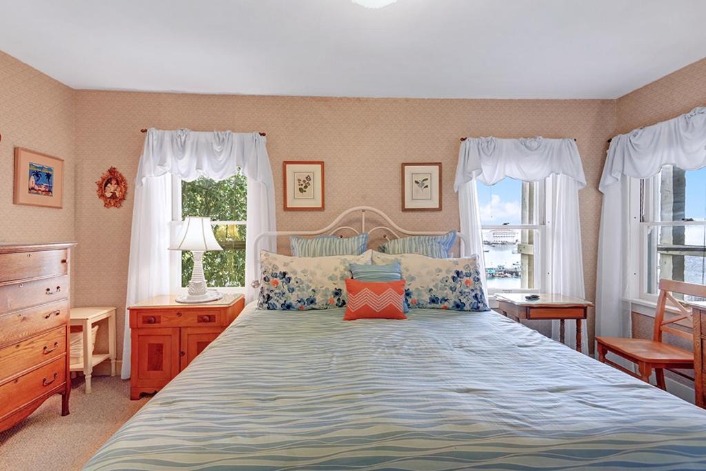 Photo of Bedroom in Avalon
