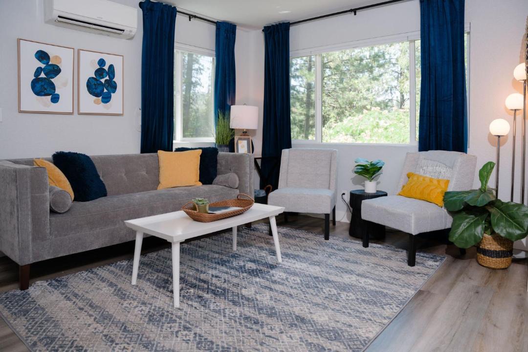 Photo of Livingroom in Apple Hill