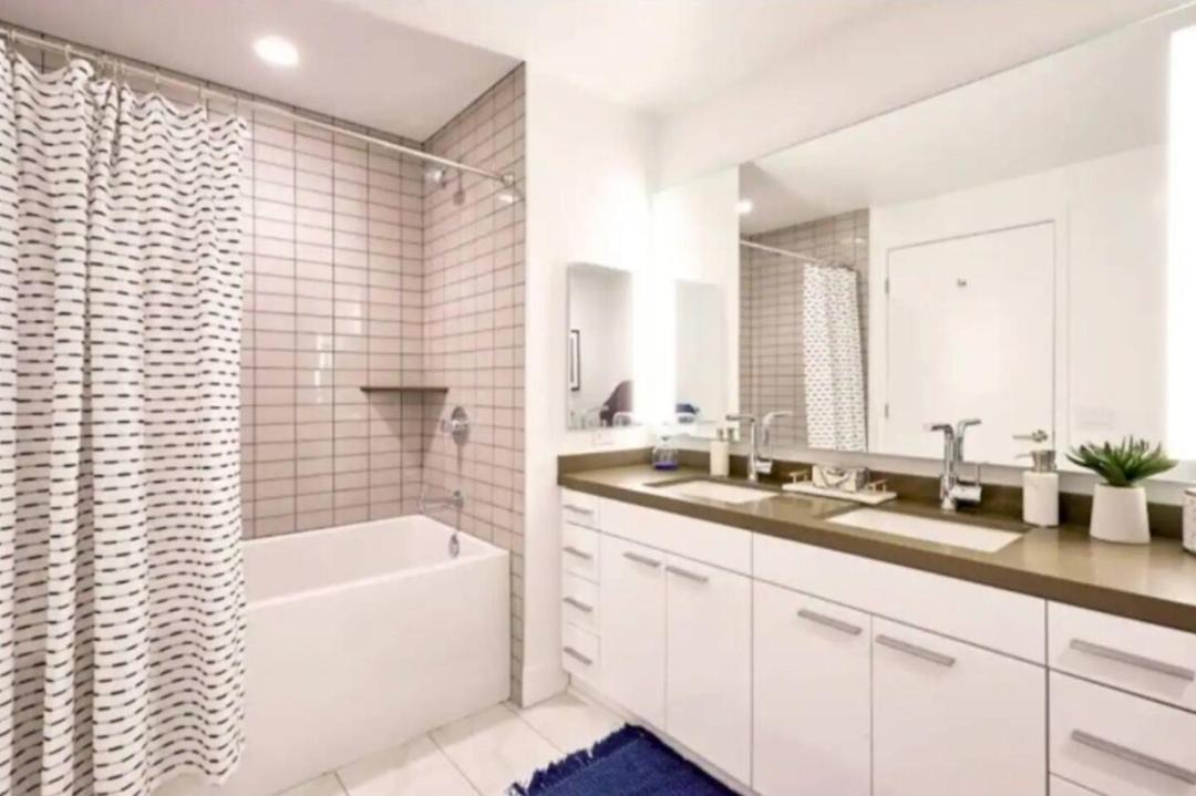 Photo of Bathroom in Downtown Los Angeles