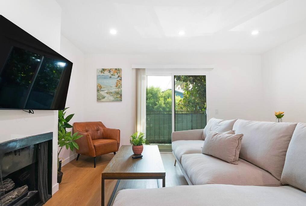 Photo of Livingroom in Van Nuys