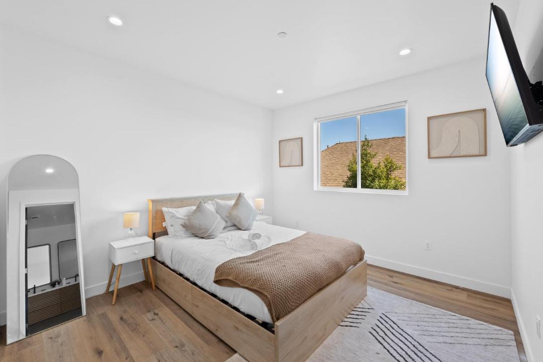 Photo of Bedroom in Pico-Union
