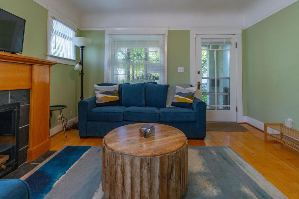 Photo of Livingroom in Altadena