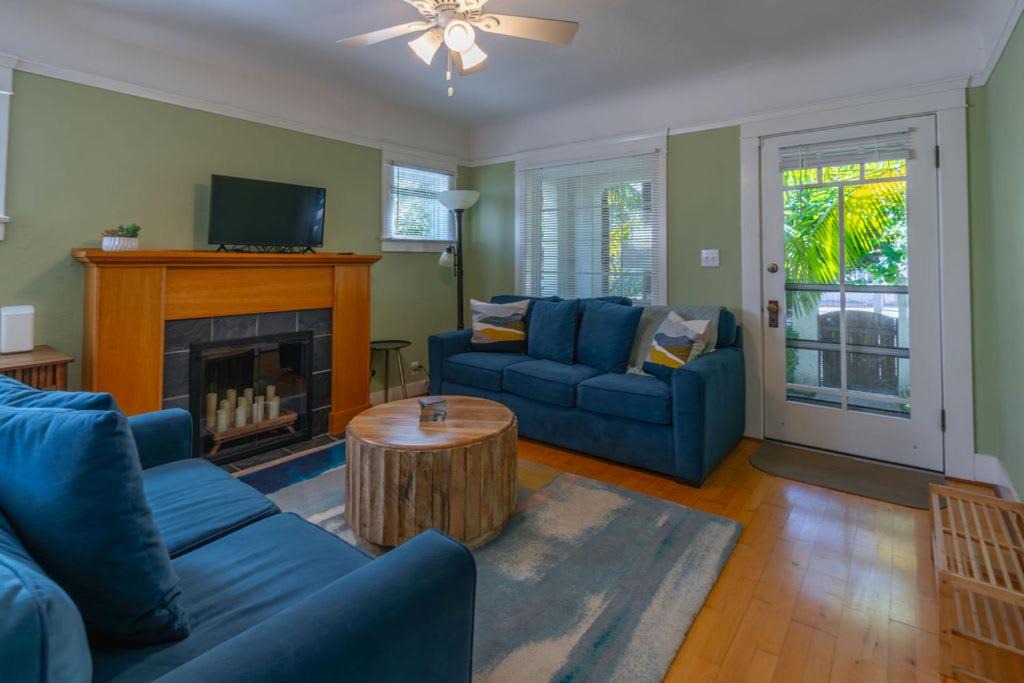 Photo of Livingroom in Altadena
