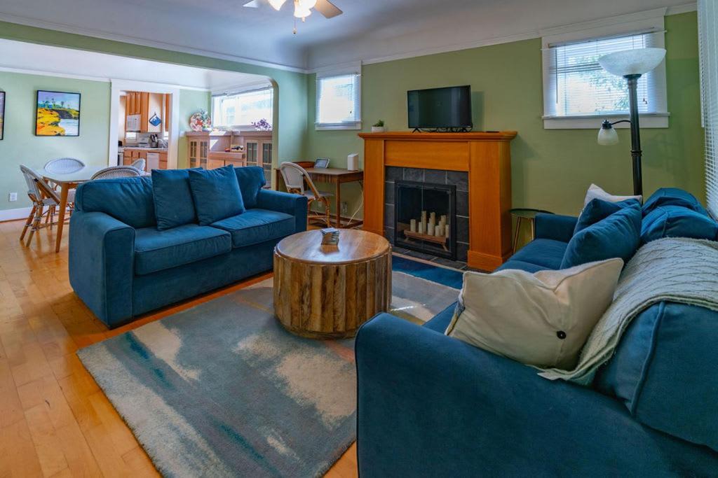 Photo of Livingroom in Altadena