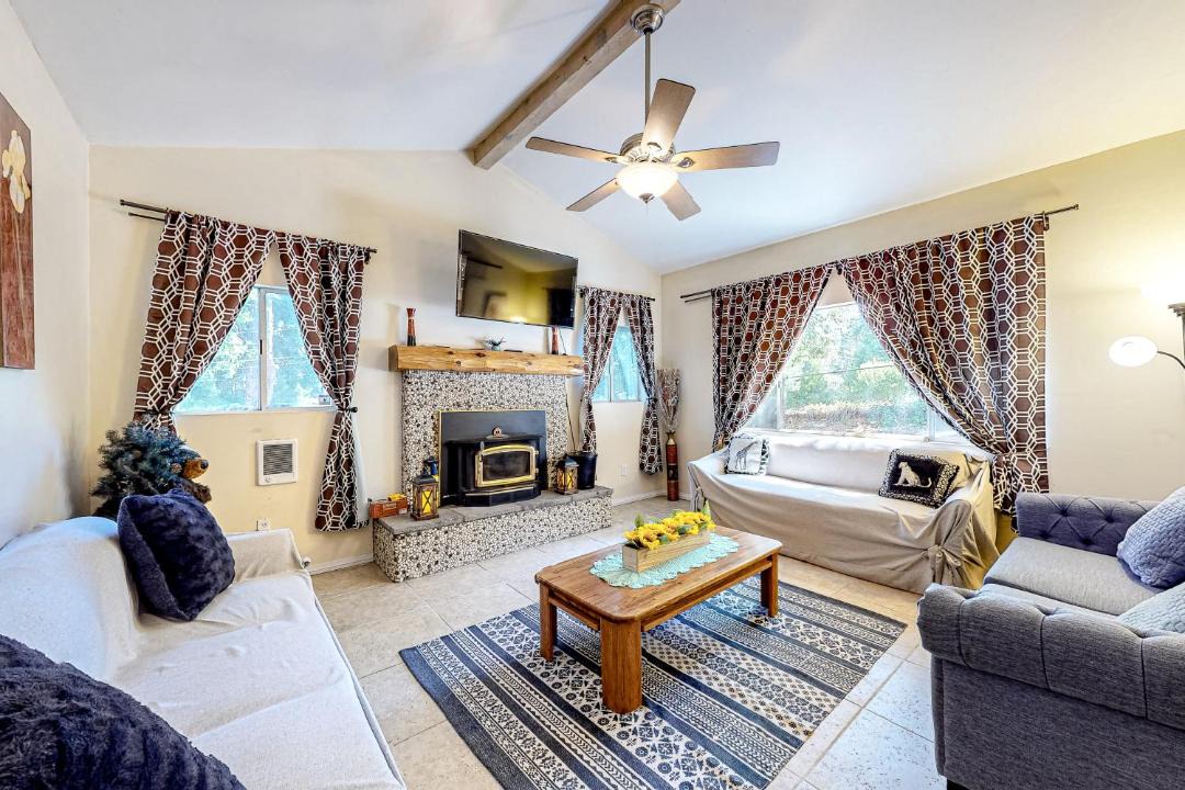 Photo of Livingroom in Crestline