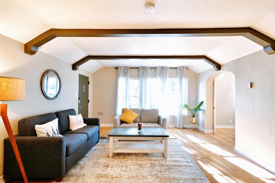 Photo of Livingroom in Newhall