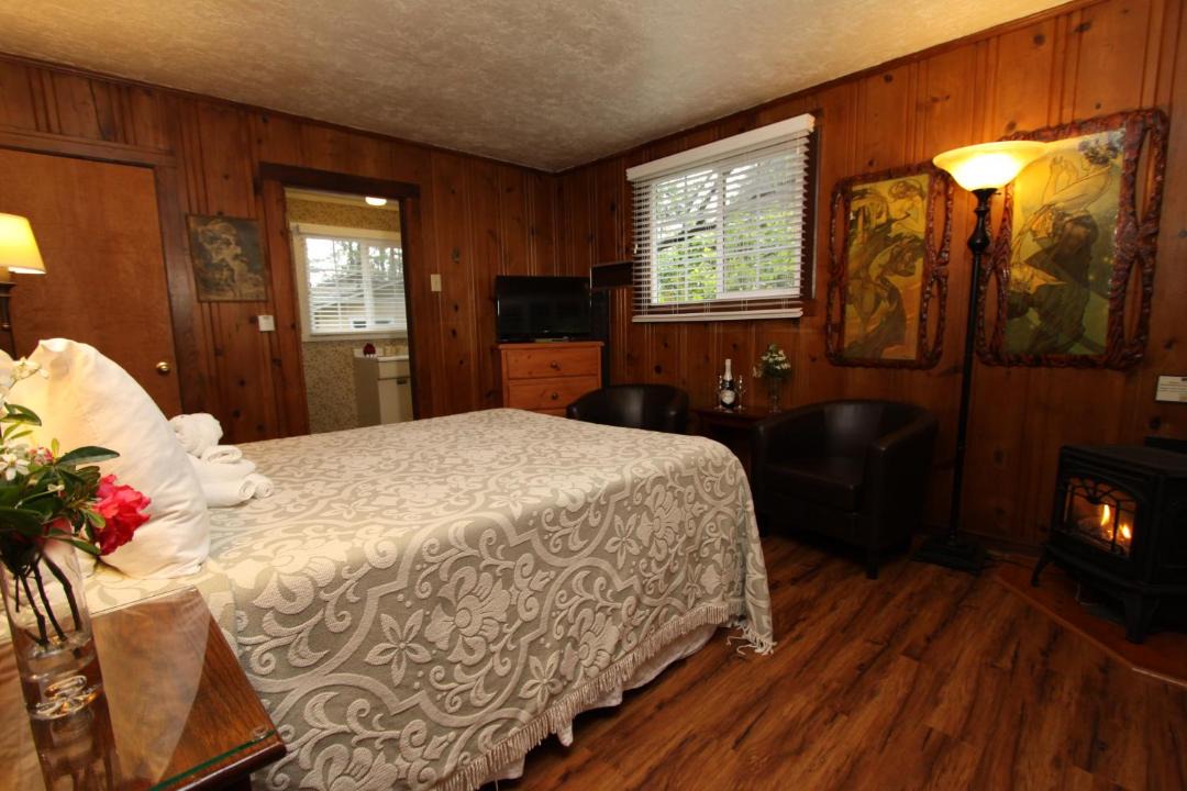 Photo of Bedroom in Guerneville