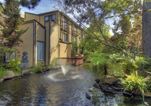 Dinah's Garden Hotel
