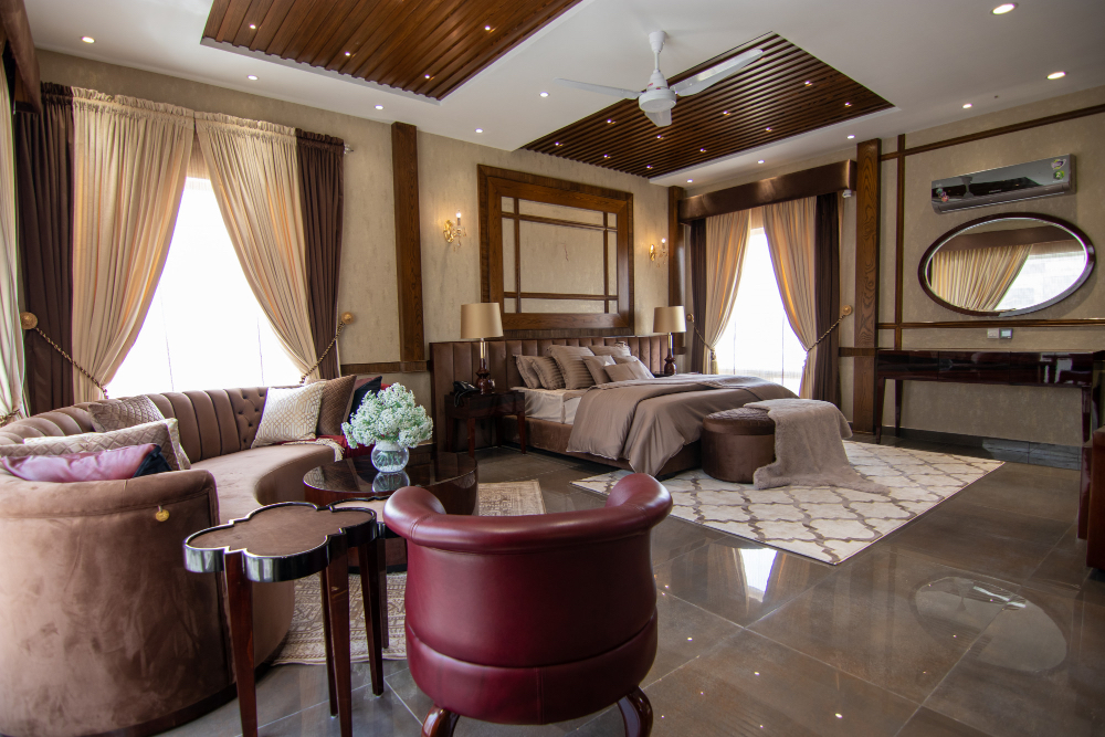 The Trendy Beachside Getaway - Ocean View Roof Deck, 5 Beds, and Parking!