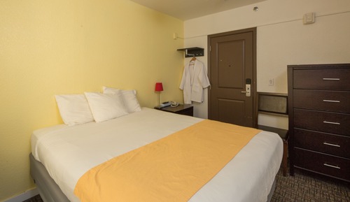 Room, 1 Queen Bed, Private Bathroom