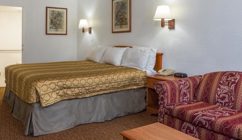 Deluxe Room, 1 King Bed, Smoking, Refrigerator & Microwave