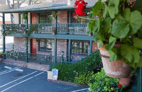 Golden Rectangle Hotel | Wayside Inn