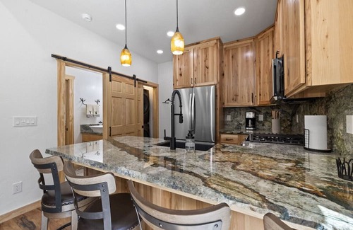 Mono Vista House | Sullivan Creek Studio-10 Mins to Twain Harte, Custom Log Cabin