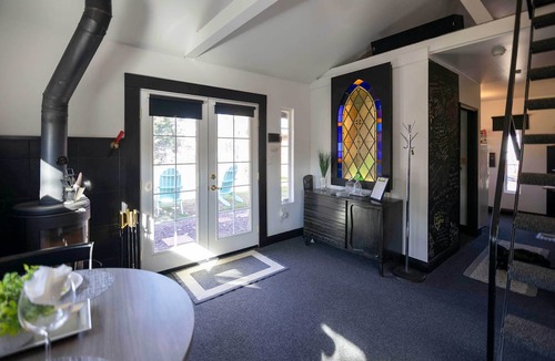 Cascade Cottage | Private Modern Entertainment Getaway