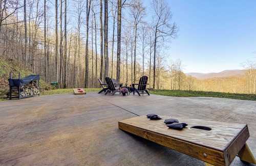 Whittier Cottage | Hot Tub Haven! Mtn-view Home 13 Mi to Bryson City!