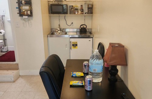 Mar Vista Apartment | Cute private Mar Vista mini room