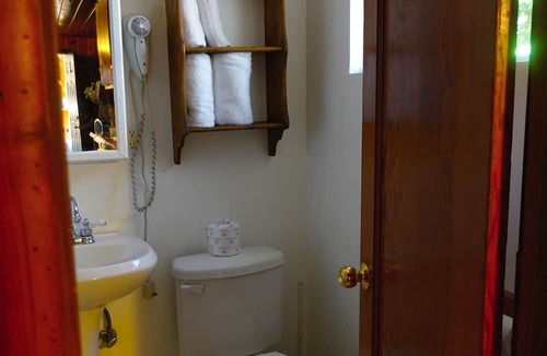 Crestline Cabin | Cozy Corner Cabin in Beautiful Crestline Ca. Walking Distance from Lake Gregory