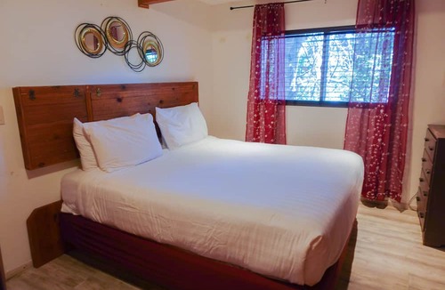 Crestline Cabin | Cozy Corner Cabin in Beautiful Crestline Ca. Walking Distance from Lake Gregory