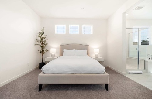 Willow Creek House | Modern 4BR Home Nr Airport / DT w/ Fire Pit