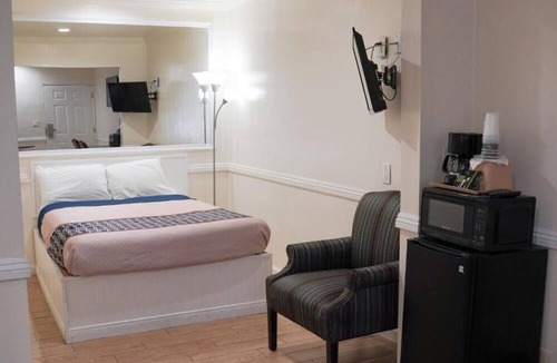 Sherman Oaks Hotel | 777 Motor Inn