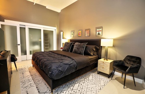 Historic Core Condo | Downtown LA Loft w/Rock & Roll Vibe, Rooftop Pool + Free Parking