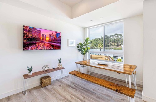 Los Angeles Condo | Walk to Universal: New Townhouse: Garage Prk'g